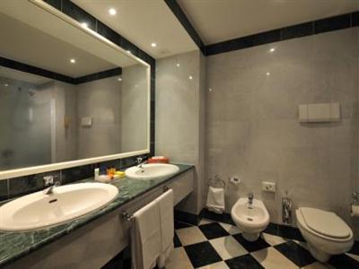 Отель Leonardo Hotel Milan City Center в Милан - Италия