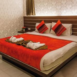 отель The Shades Hotel 50 meter Beach Front