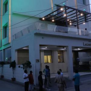 отель Hotel Lakhdatar