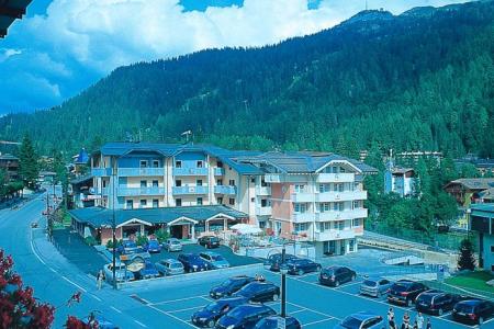 Отель Ideal  в Мадонна ди Кампильо - Италия