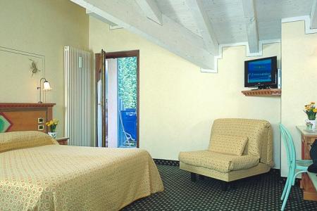 Отель Ideal  в Мадонна ди Кампильо - Италия