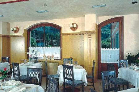 Отель Ideal  в Мадонна ди Кампильо - Италия