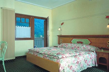 Отель Ideal  в Мадонна ди Кампильо - Италия