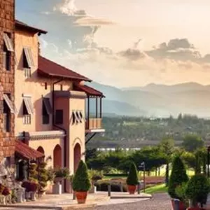 отель Town Square Suites by Toscana Valley