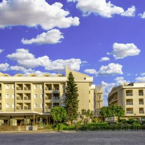 отель Julian Club Hotel