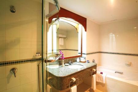 Отель Amora Beach Resort Phuket в пляж Банг Тао - Таиланд