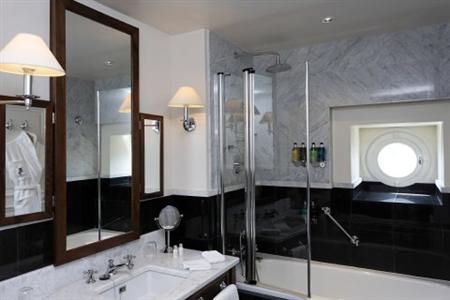 Отель La Tremoille в Париж - Франция