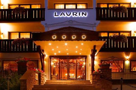 Laurin Small & Charming