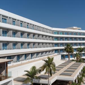отель Mediterranean Beach Hotel