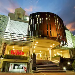 отель Tickle Hotel