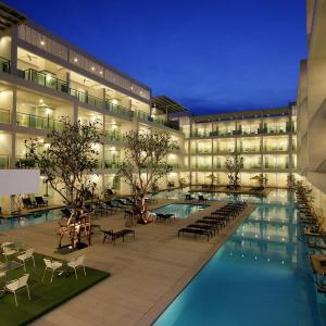 отель The Old Phuket Karon Beach Resort