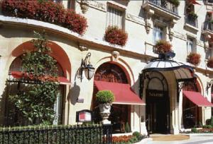 Отель Plaza Athenee в Париж - Франция