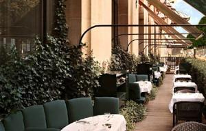 Отель Plaza Athenee в Париж - Франция