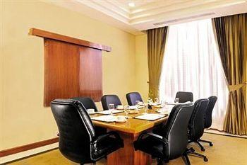 Отель Radisson Blu Plaza Delhi Airport в Дели - Индия