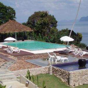 отель Koh Ngai Cliff Beach Resort