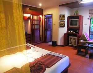 отель Bangtao Beach Chalet