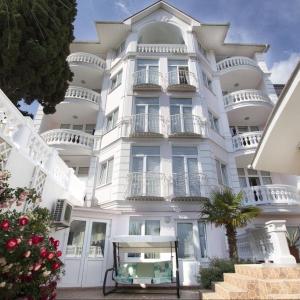 отель Villa Bonne Maison with Garden