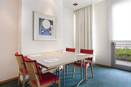 Отель Holiday Inn Express Geneva Airport в Женева - Швейцария