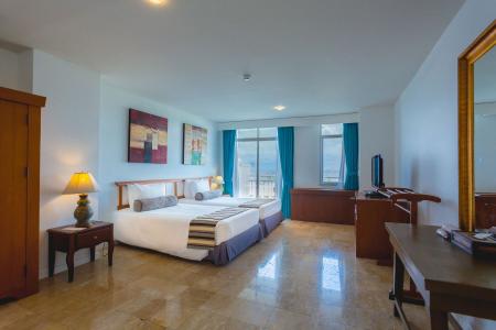 Отель Waterfront Suites Phuket by Centara в пляж Карон - Таиланд