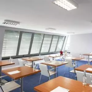 отель Holiday Inn Express Lisbon Airport
