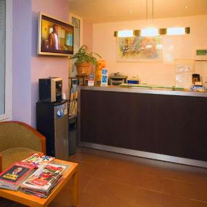 отель Kyriad Paris 10 Canal St Martin Republique