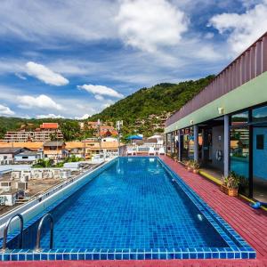 отель 7Q Patong Beach Hotel