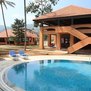 отель Abad Green Forest Resort