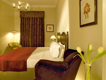 Macdonald New Blossoms Hotel