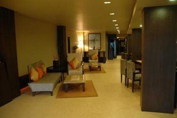 JuSTa on Necklace Road