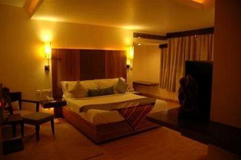 JuSTa on Necklace Road