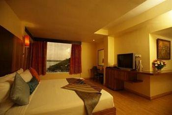 JuSTa on Necklace Road