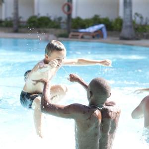отель Travellers Beach Hotel & Club