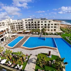 отель Capital Coast Resort & Spa