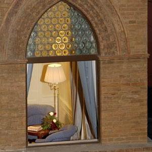 отель Hotel Corona d`Oro