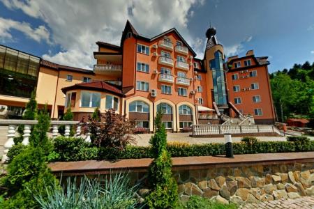 Три сына и дочка