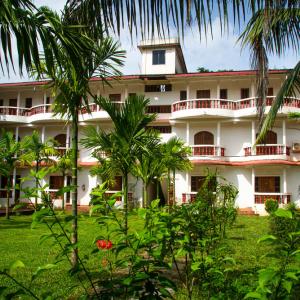 отель Oasis Beach Resort