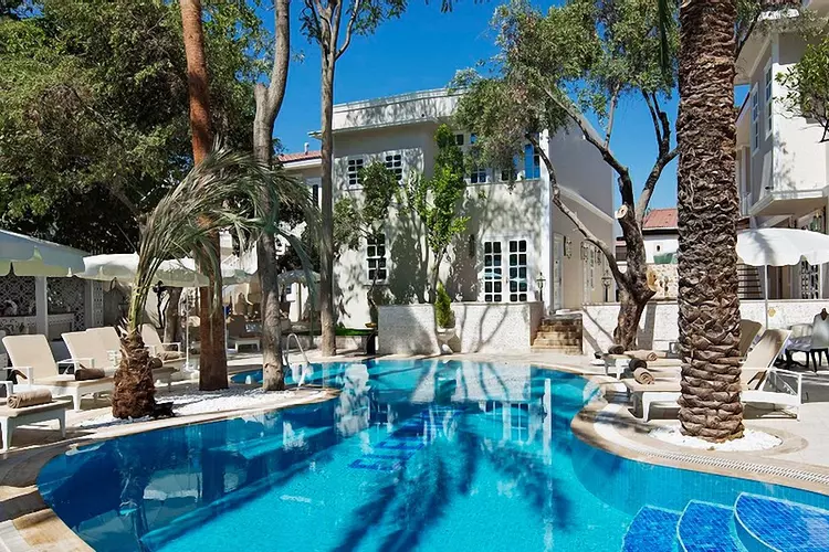Elegance East Hotel
