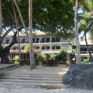 отель Sri Gemunu Beach Resort