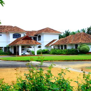 отель Rajah Beach