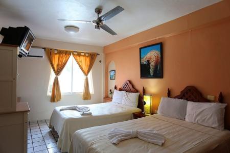 Hotel Bucaneros & Suites