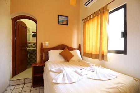 Hotel Bucaneros & Suites