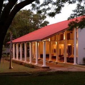 отель Cinnamon Lodge