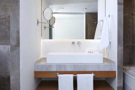 Lichnos Beach Hotel & Suites