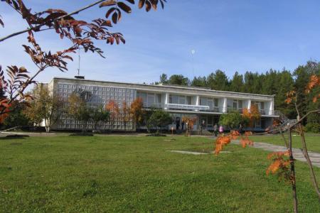 У трех пещер