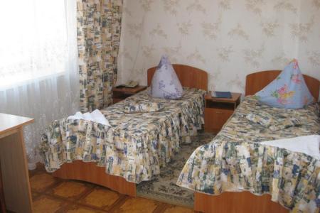 У трех пещер