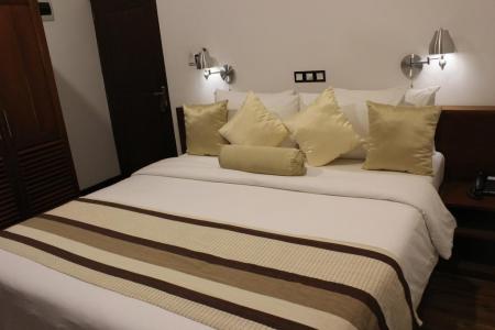 Отель Gloria Grand Hotel в Унаватуна - Шри-Ланка