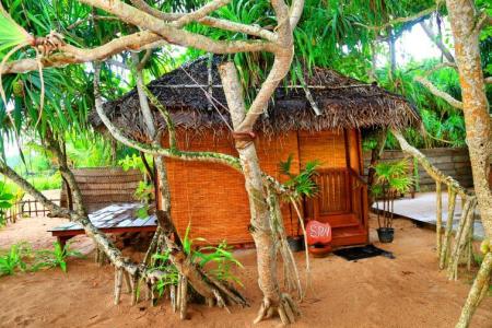 Отель Rockside Beach Resort в Индурува - Шри-Ланка