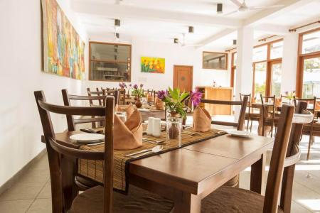 Отель Rockside Beach Resort в Индурува - Шри-Ланка