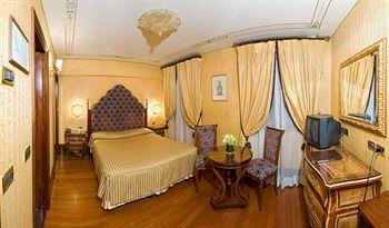 Отель Colombina в Венеция - Италия