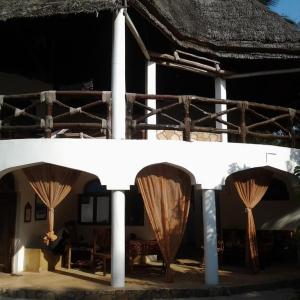 отель Casa Umoja Guesthouse